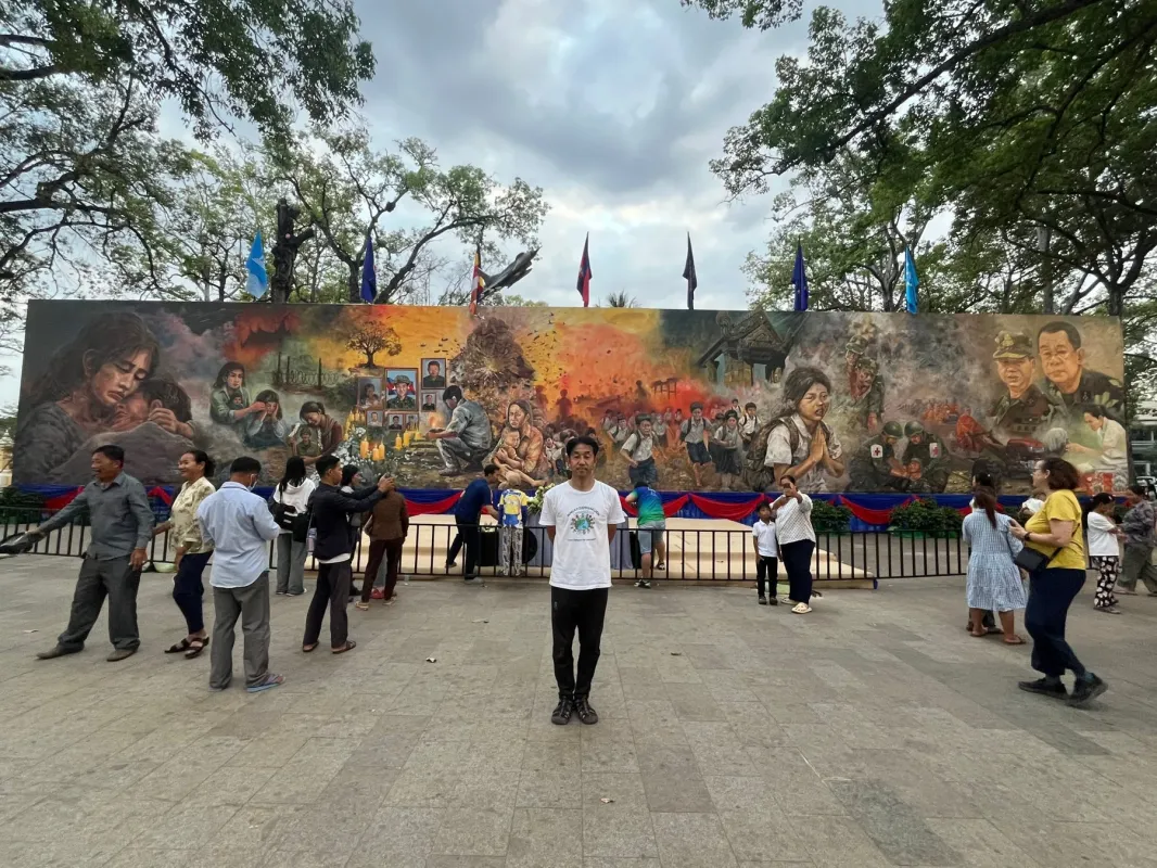 戦争の苦しみや希望を描いた壁画を鑑賞する人々