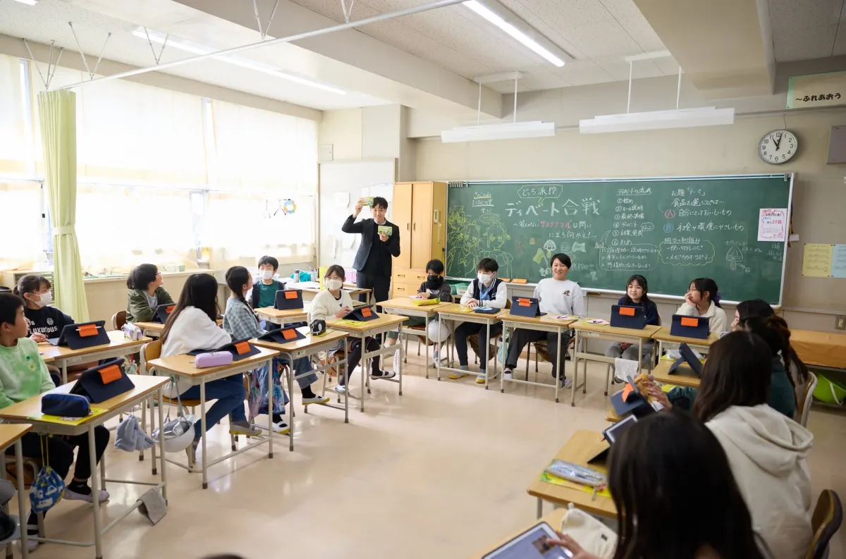 ディベート形式で授業を受ける生徒たちの様子