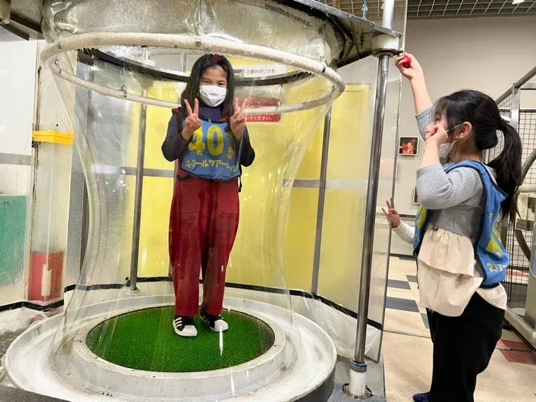 泡の実験を楽しむ子どもたち