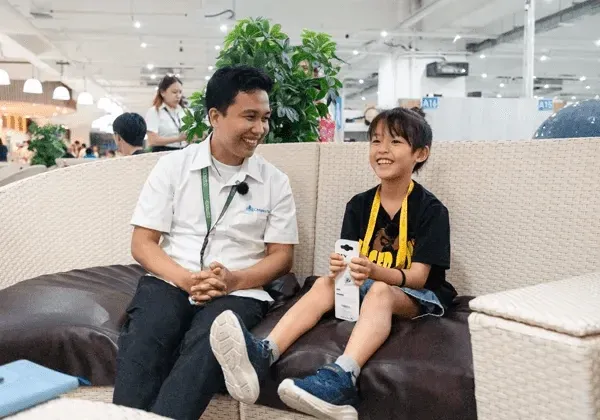 男性と子供がソファで談笑する様子