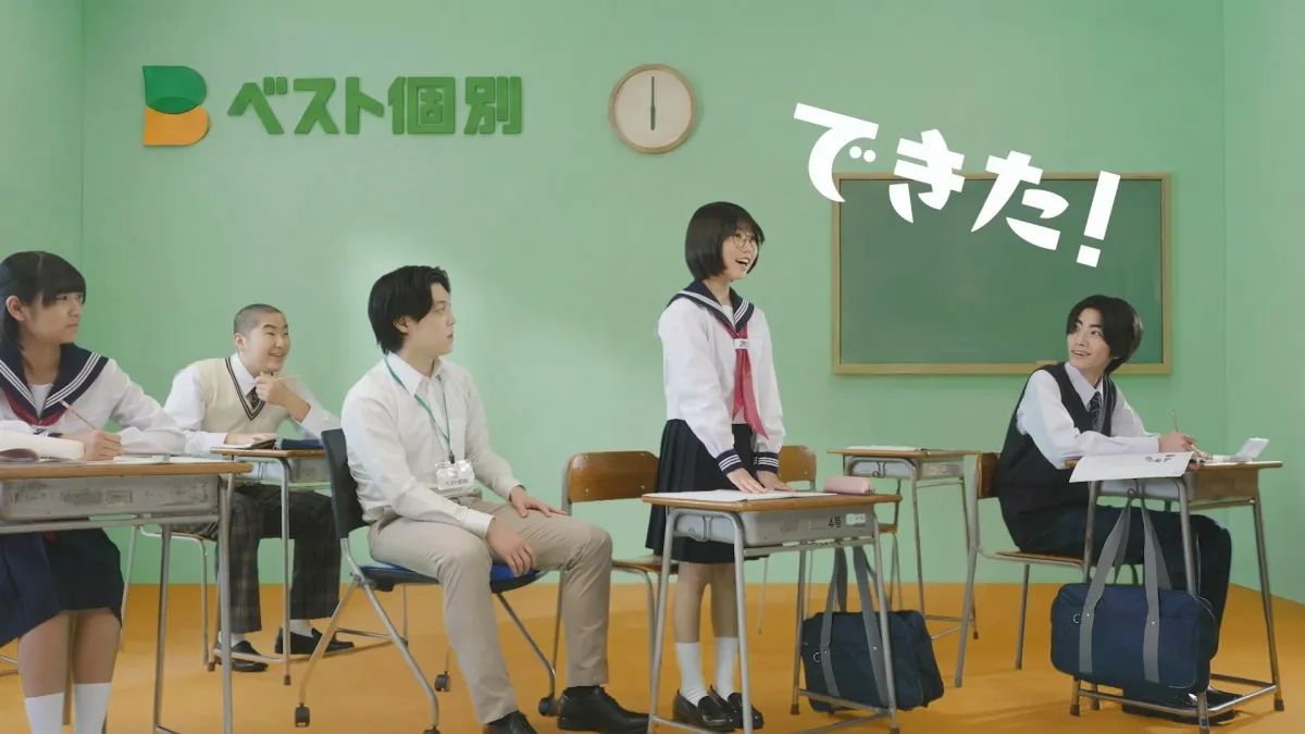 教室で喜ぶ女子生徒たち