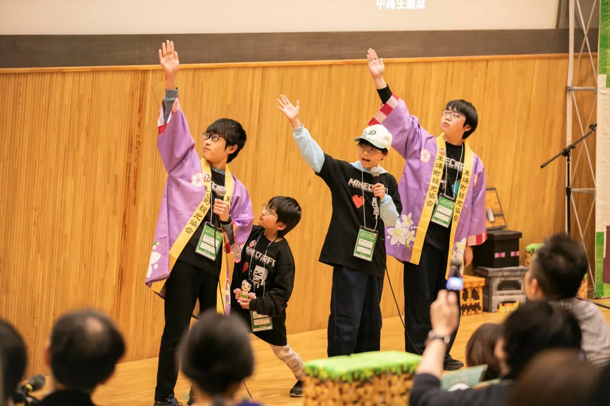 中高生編成最優秀賞「おもいでひがしうら」チームが作品をプレゼンテーション