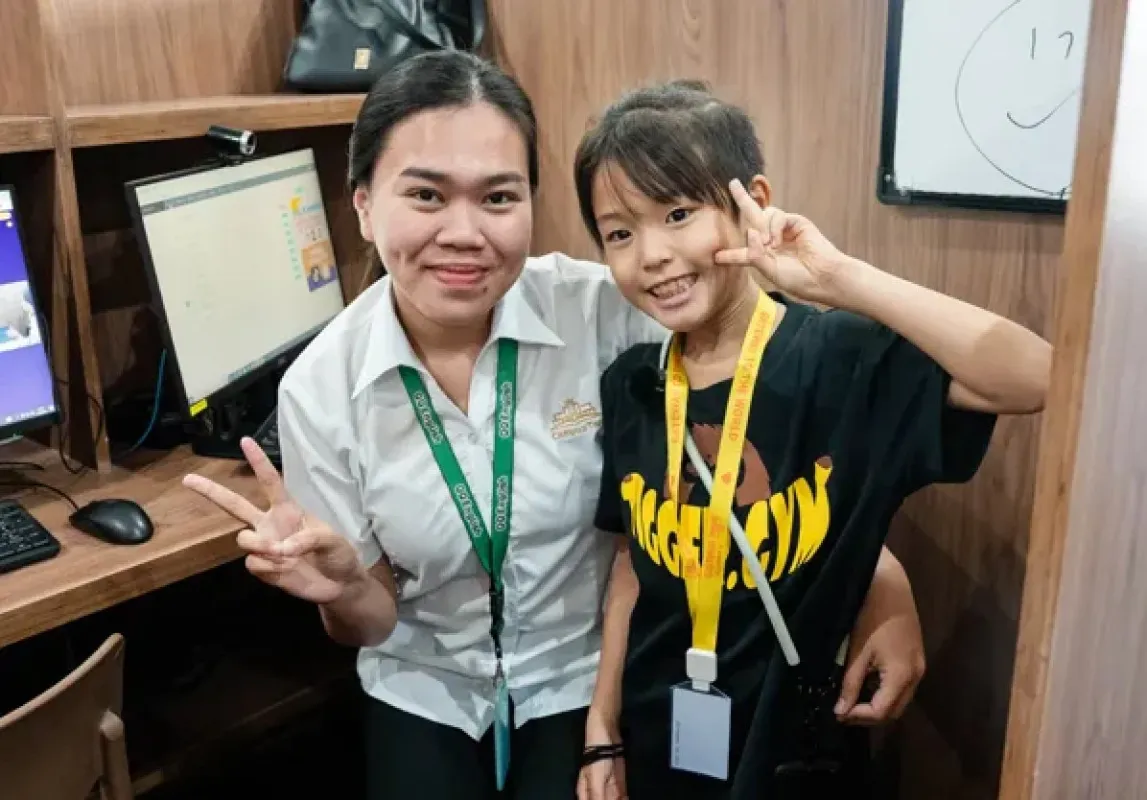 笑顔でピースサインをする女性と子供