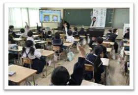 教室で授業を受ける子どもたち