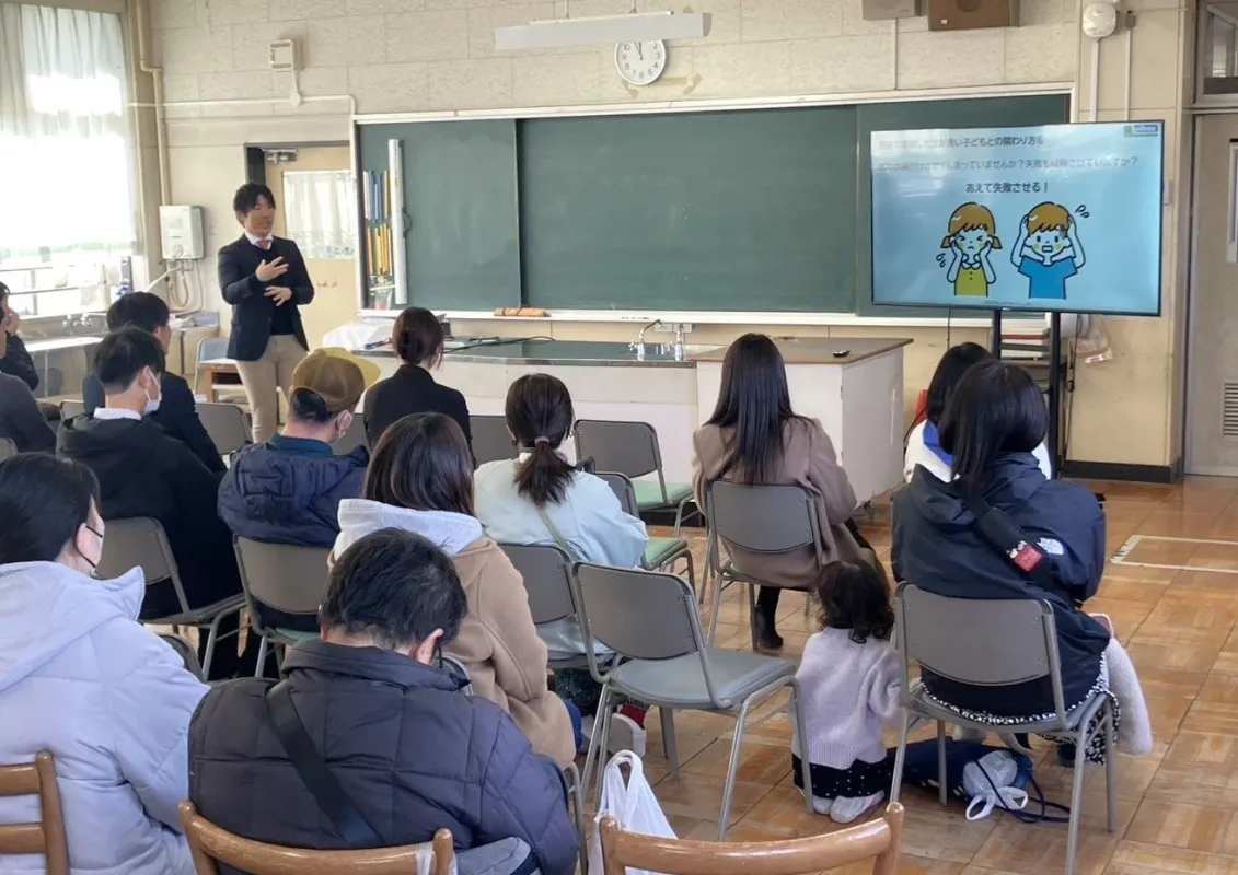 講演会の様子。スクリーンには「あえて失敗させる!」の文字