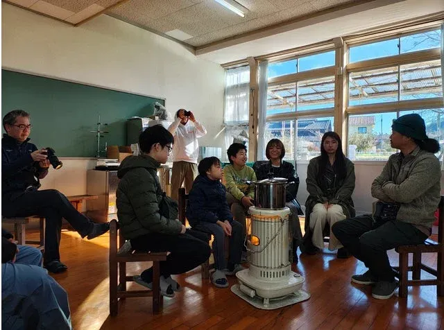 教室で大人と子どもが談笑する様子