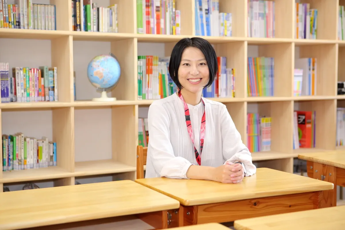 笑顔で座る永島瑠美さん