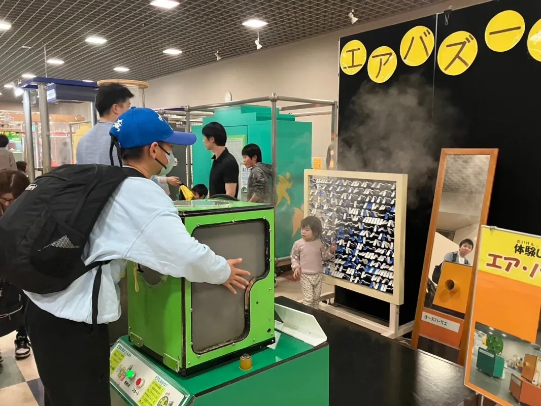 体験型展示で遊ぶ子どもたち