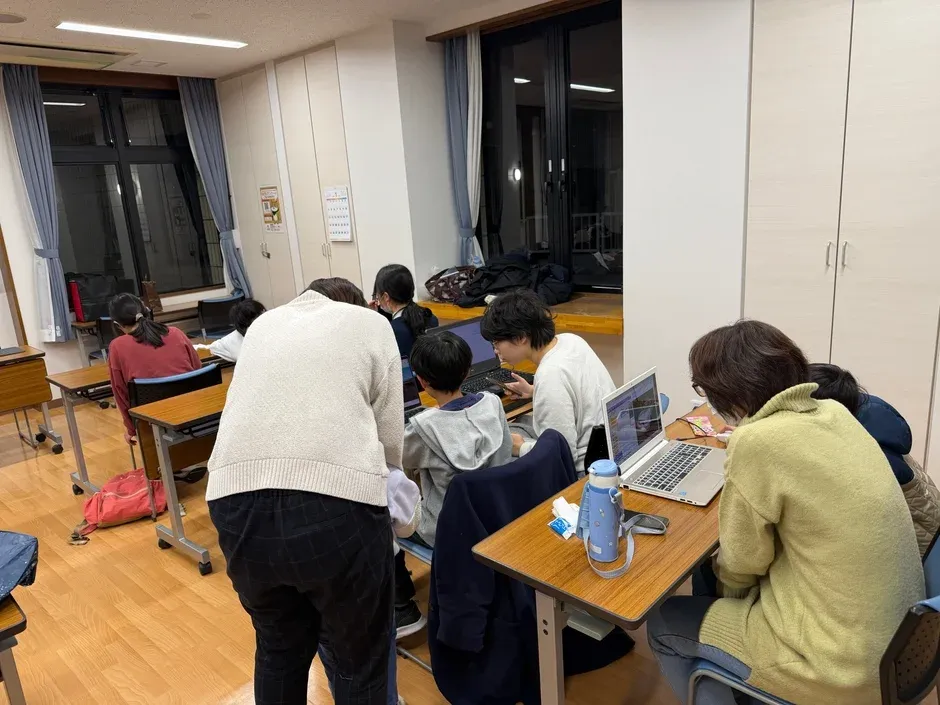 子どもたちがパソコンで学習している様子
