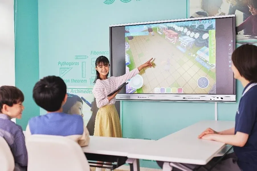 インタラクティブホワイトボードで発表する女の子