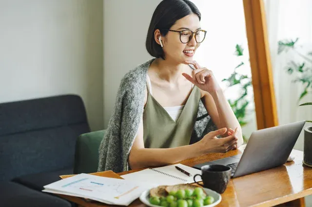 自宅でオンライン学習する女性