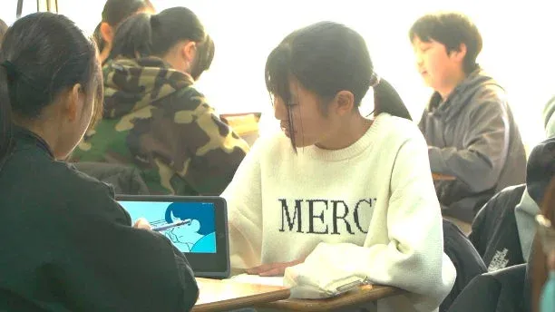 教室でタブレットを使い学習する生徒たち