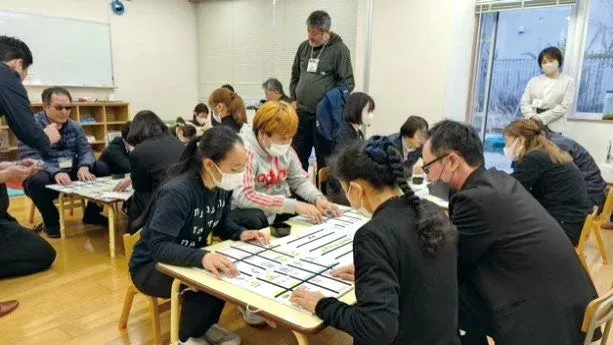 ボードゲームに参加する人々