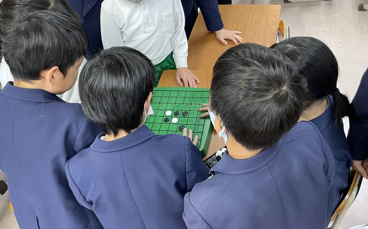 オセロで遊ぶ子どもたち