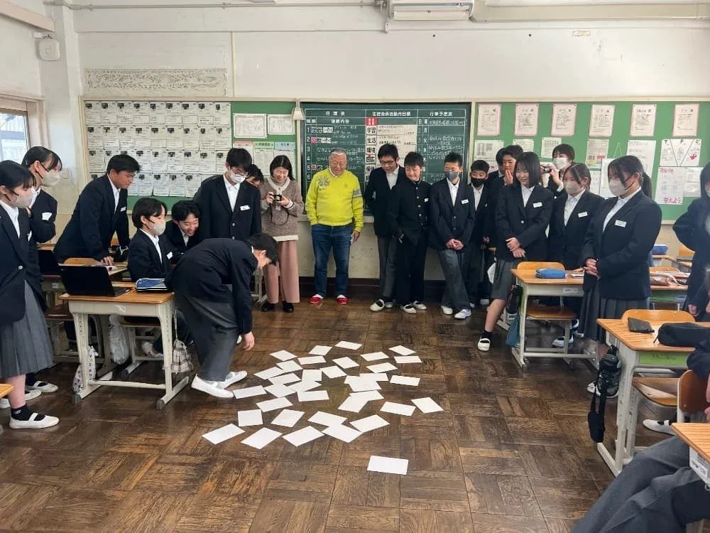 なかよしリンクカードを制作する生徒たち