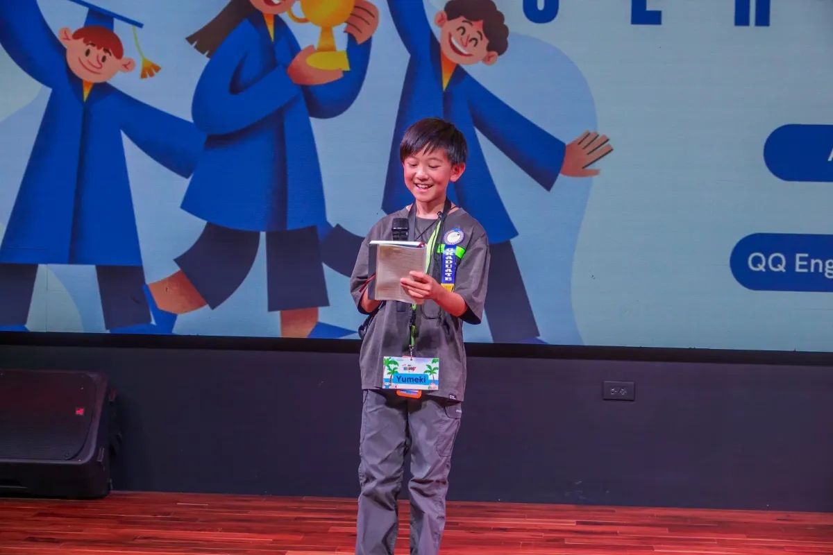 ステージで発表する少年