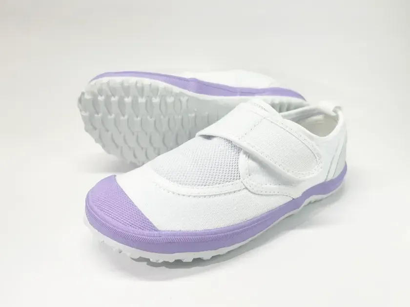 子どもの足を守る上履き「教育パワーシューズ」