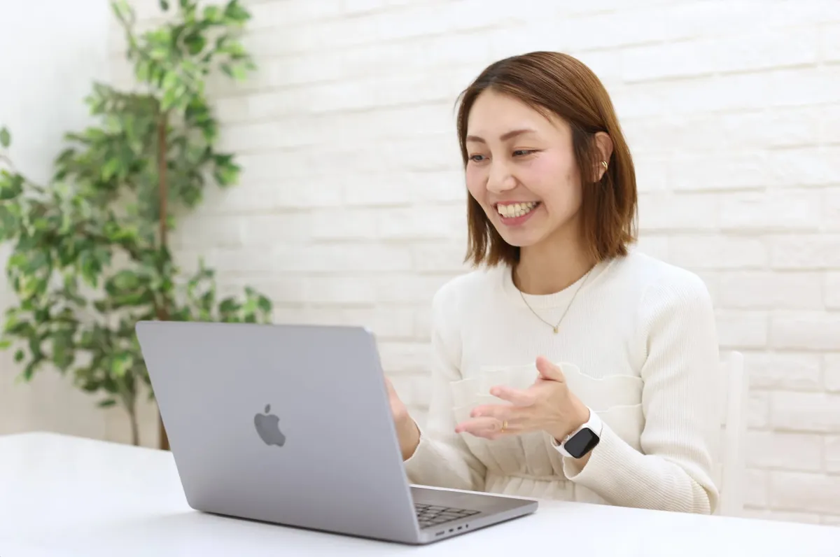 パソコンに向かう女性