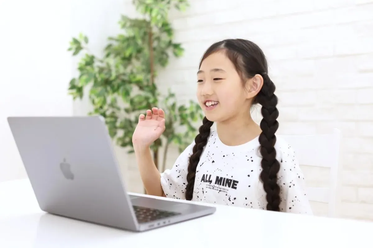オンラインレッスンを受ける女の子