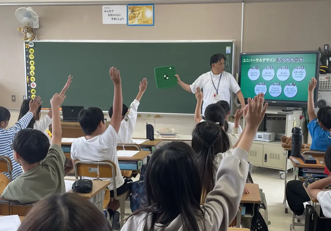 小学校の教室で授業の様子