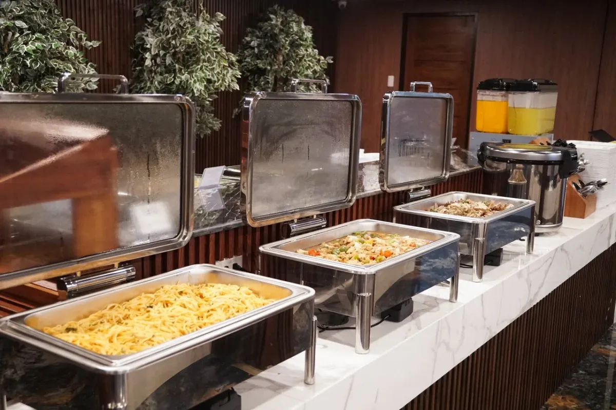 ビュッフェ形式の食事