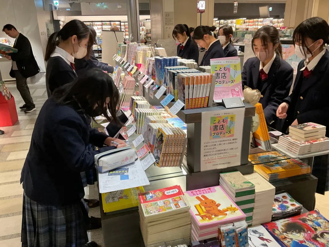 書店で本を選ぶ女子生徒たち