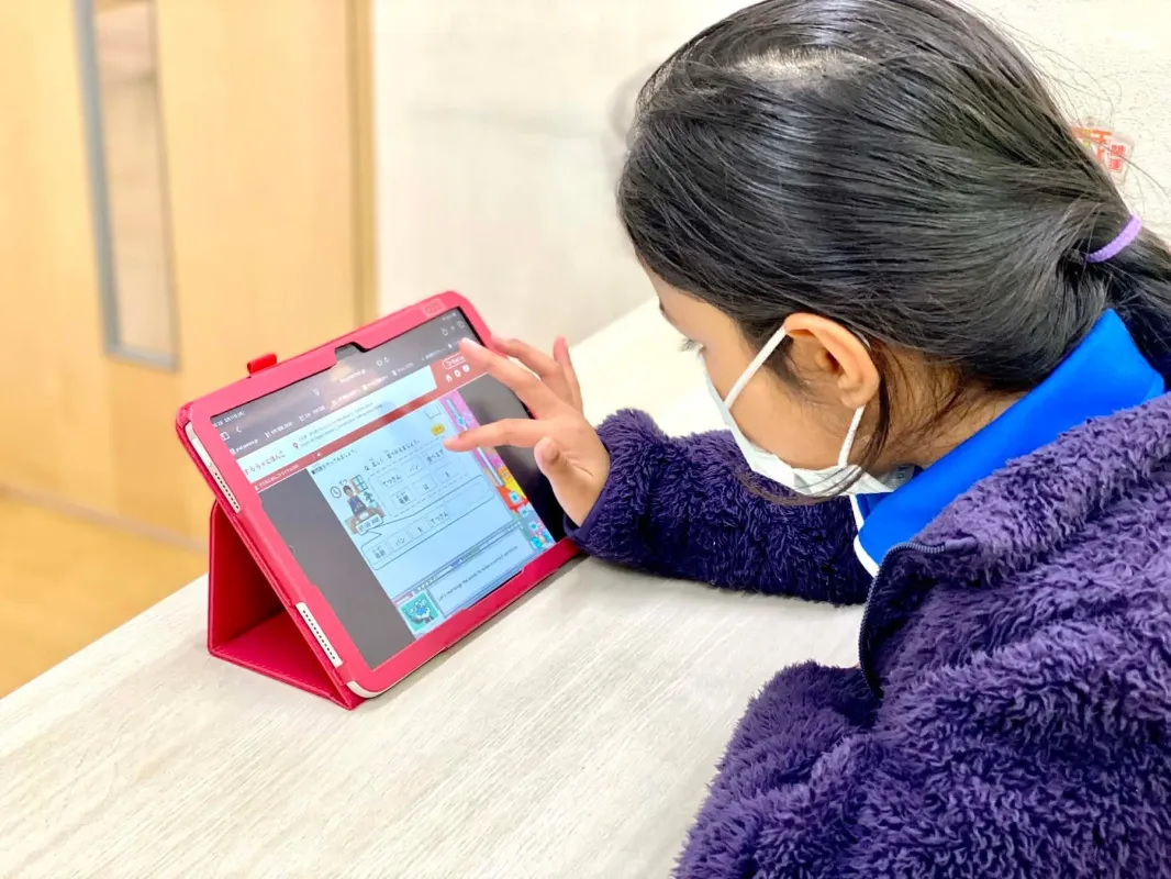 子供がタブレットで日本語学習