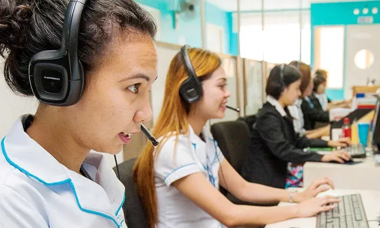 ヘッドセットをつけた先生たち