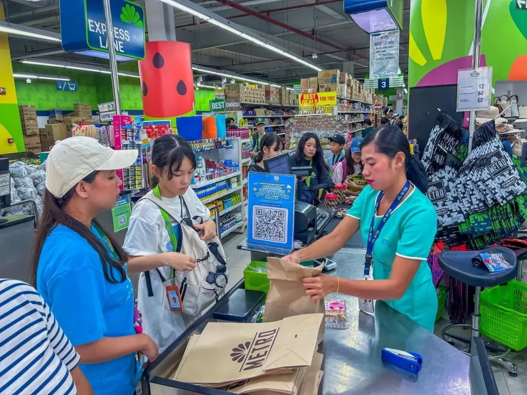 スーパーマーケットでの買い物風景