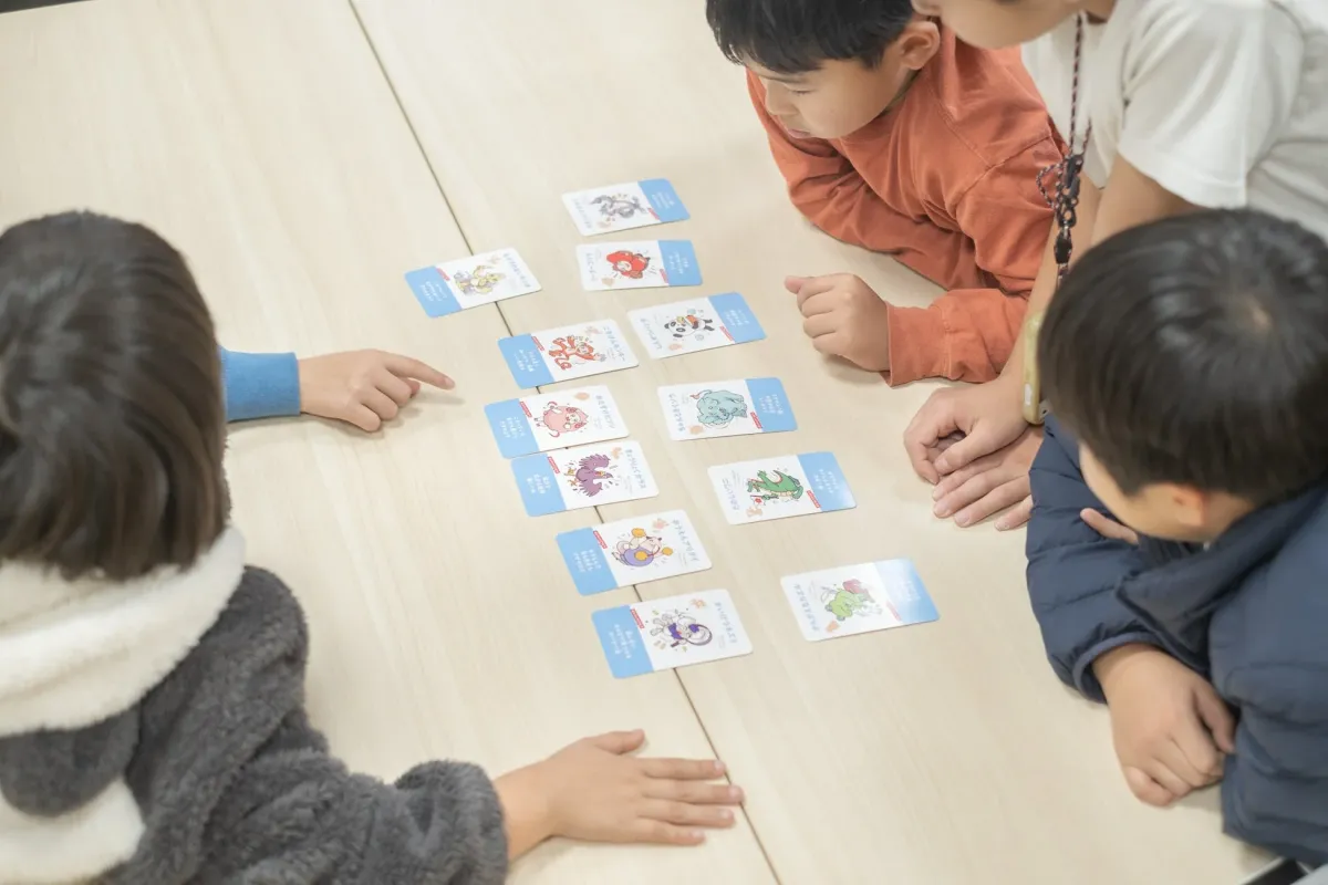 カードゲームを楽しむ子供たち