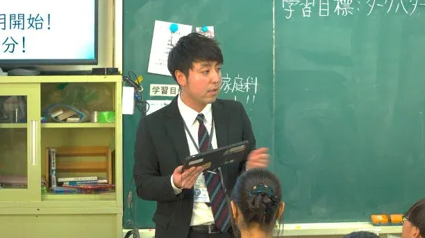 スーツ姿で授業を行う教師
